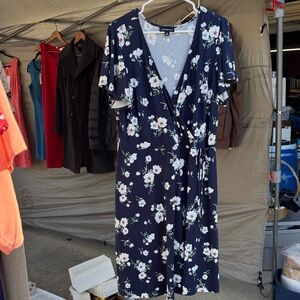 Chic Floral Navy Wrap Midi Dress